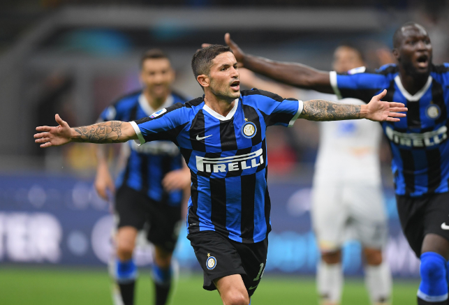 队友为他让球点，暖心瞬间（队友把点球机会让给他，暖心一幕）