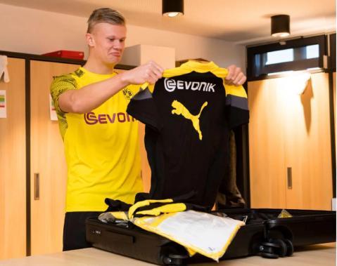 球队在客场打出稳定表现，士气高涨（客场表现稳健，士气正盛）