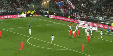 印媒：球迷花1万卢比没看到梅西，从体育场扛走了一块地毯（印媒称：球迷花1万卢比未能见到梅西，转而从球场扛走地毯）