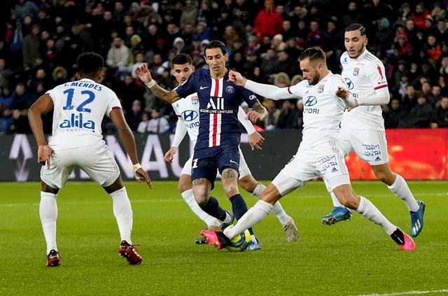 德甲半场：费尔南德斯连送精彩扑救，奥格斯堡0-0汉堡（德甲半场：费尔南德斯连连神扑，奥格斯堡与汉堡互交白卷）