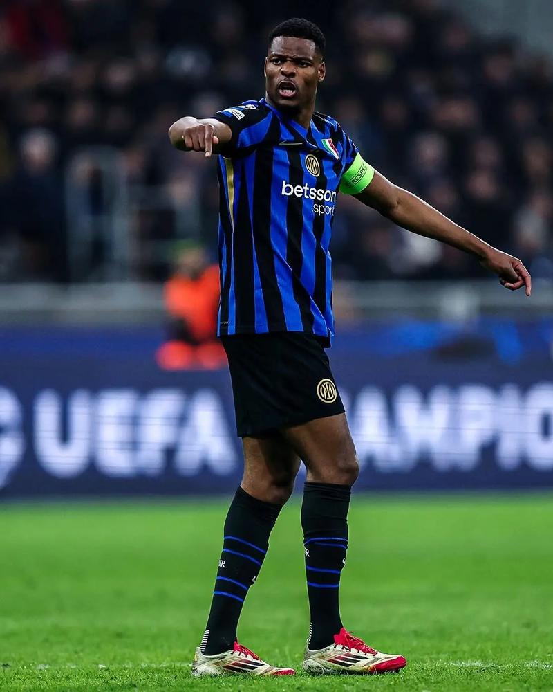 报价超十亿英镑，英媒：派拉蒙获得四年在英国的欧冠转播权（英媒：派拉蒙以超10亿英镑竞得英国欧冠四年转播权）