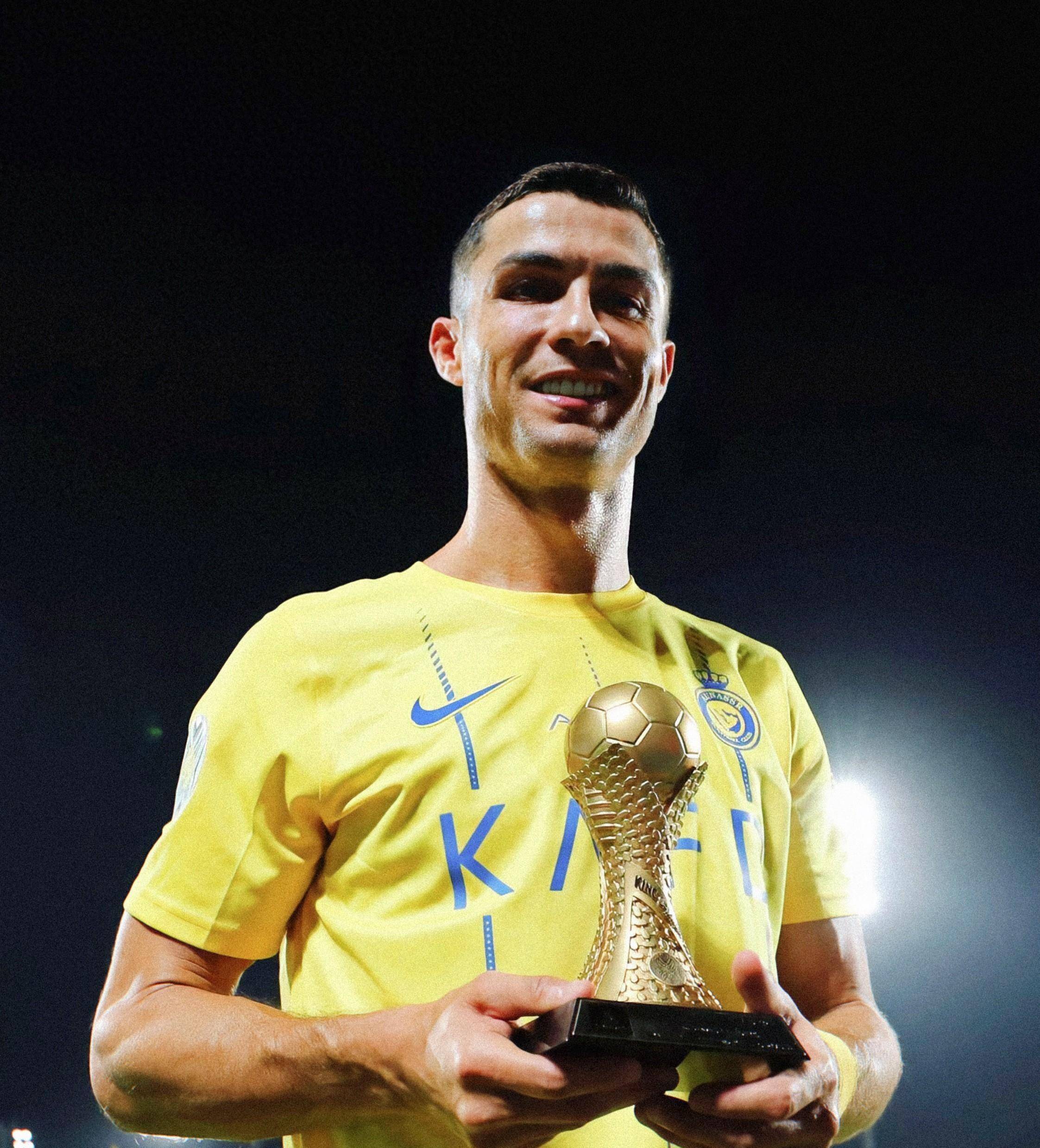 热刺抵达韩国受到热烈欢迎，有球迷在与麦迪逊合影时激动流泪（热刺抵韩获盛情迎接，球迷与麦迪逊合影激动落泪）