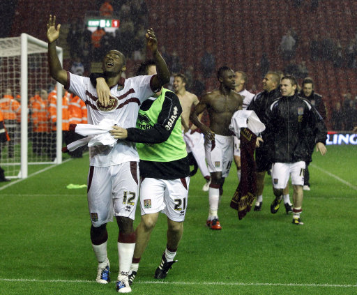 阿媒：埃切韦里想冬窗租回河床，但曼城希望再次租给欧洲球队（阿根廷媒体：埃切韦里盼冬窗租借回归河床，曼城更倾向再外租至欧洲球队）