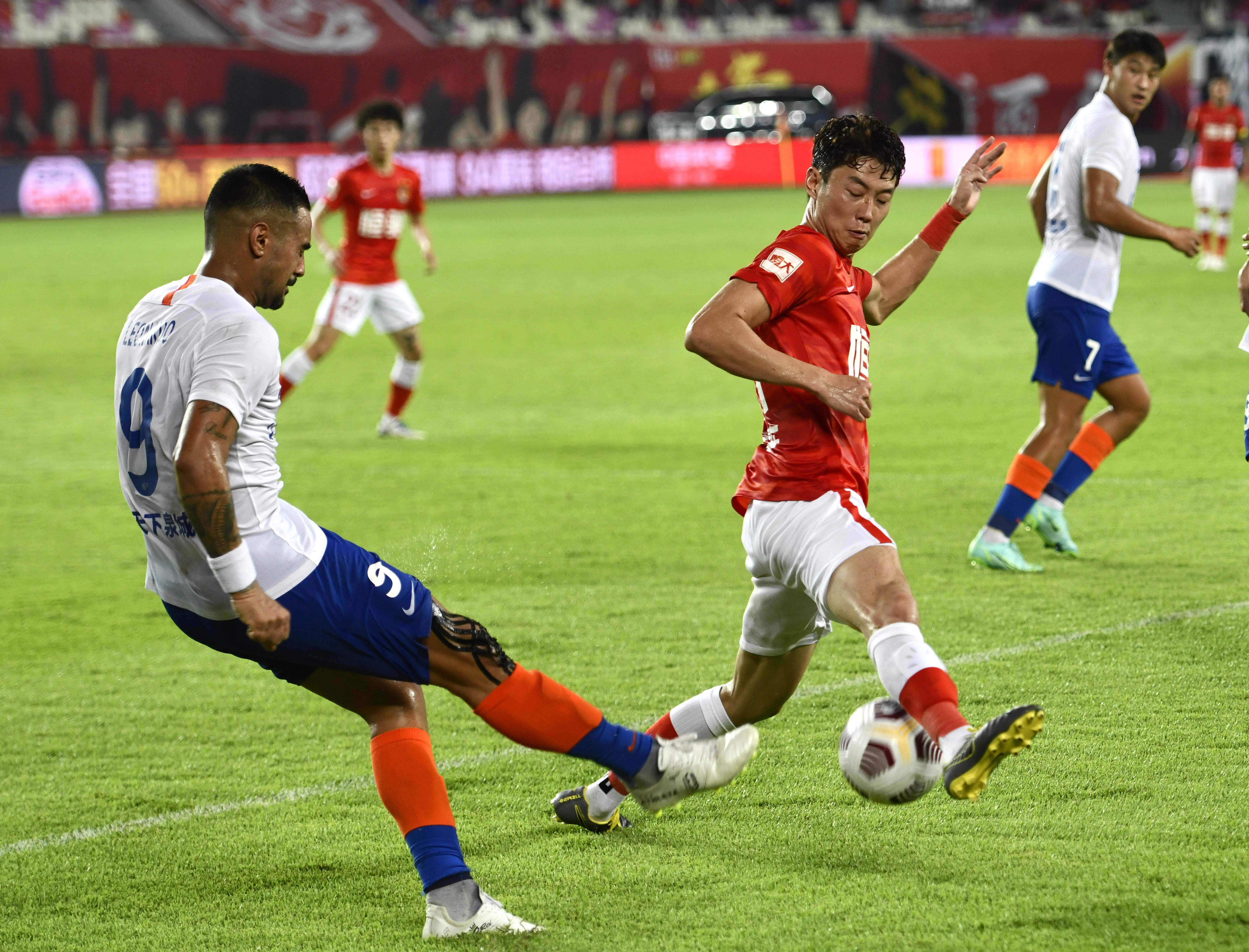 休赛期完成精准补强！媒体人：上海男篮新赛季目标为前四名（休赛期精准引援到位！媒体人称上海男篮新季剑指前四）